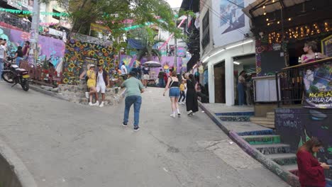 Schwenk-über-Das-Geschäftige-Viertel-Comuna-13-Voller-Touristen-Auf-Der-Straße,-Medellin