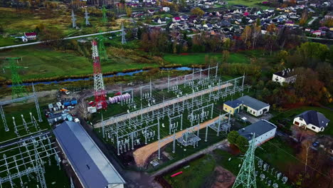 Luftaufnahme-Eines-Umspannwerks-Mit-Dem-Nahe-Gelegenen-Dorf