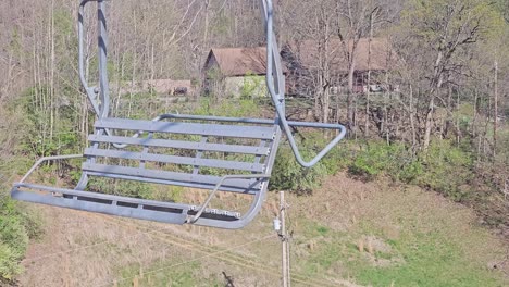 Teleférico-De-Silla-Abierta-En-Grafton&#39;s-Skytour-En-Illinois-Sin-Nadie-Montando,-EE.UU.