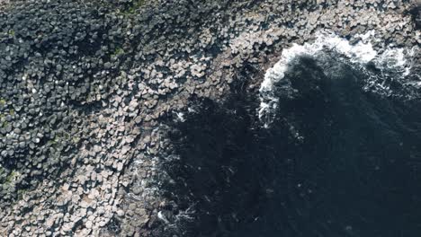 Stationäre-Vogelperspektive-Der-Wellen,-Die-In-Den-Giant&#39;s-Causeway-Krachen