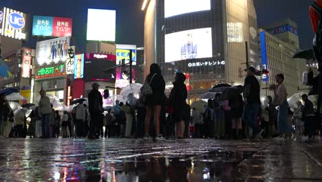 Noche-Lluviosa-De-ángulo-Bajo-En-El-Cruce-De-Shibuya-En-Japón