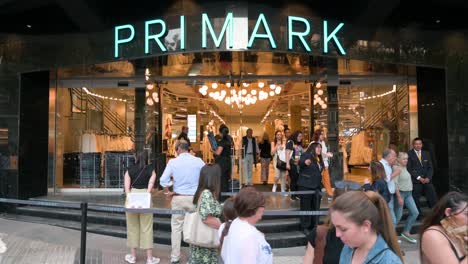 Kunden-Und-Passanten-Sind-Vor-Einem-Neuen-Geschäft-Der-Irischen-Modekette-Primark-In-Spanien-Zu-Sehen