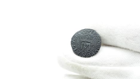 Numismatiker-In-Weißen-Handschuhen-Betrachtet-Alte-Münze-21