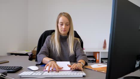 Zeitlupenaufnahme-Einer-Attraktiven-Frau,-Die-An-Einem-Büroschreibtisch-Tippt