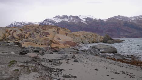 Grönlandküste,-Strand,-Schneebedeckte-Hügel-Und-Abwechselnd-Kalksteinfelsen