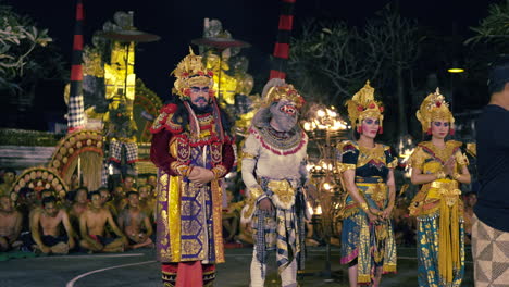 Tari-Kecak-Tanzkünstler-In-Kostümen-Stehen-Schlange,-Um-Nach-Der-Show-Im-Ji-Jiao-Fotografiert-Zu-Werden