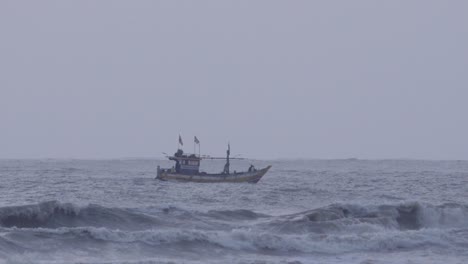 Fischerboot-Segelt-Im-Meer_Carter-Road-Bandra