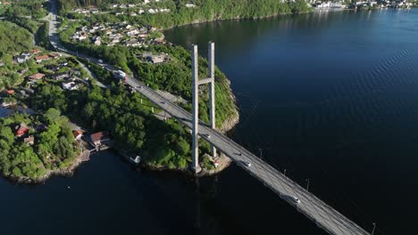 Puente-Flotante-Nordhordland-En-El-Lado-Continental-De-Tellevik-Y-Hordvik,-Antena-Que-Muestra-El-Tráfico-Y-La-Torre-Del-Puente.