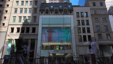 Ein-Zeitraffer-Mit-Blick-Auf-Die-Gebäude,-Die-über-Dem-Microsoft-Store-Auf-Der-Fifth-Avenue-Aufragen,-An-Einem-Sonnigen-Tag-Mit-Blauem-Himmel