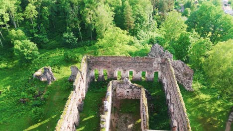 Medieval-Castle-Ruins-in-Rauna,-Latvia