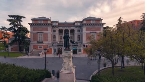 Weitwinkelaufnahme-Zeitrafferaufnahme-Des-Museo-Del-Prado-Bei-Sonnenuntergang-Mit-Touristen-Und-Besuchern