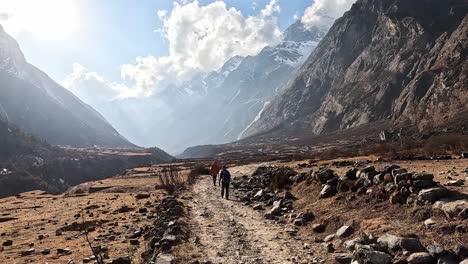 Wanderer-Auf-Dem-Langtang-Tal-Trek-In-Nepal-Verfolgen