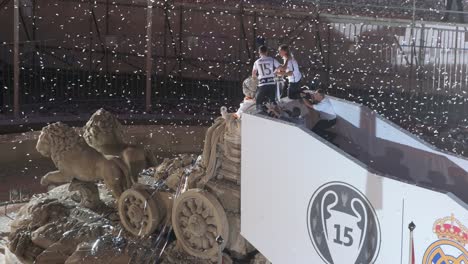 Nacho-Fernandez-Trophäe-Während-Der-Trophäenparade-Von-Real-Madrid-In-Spanien