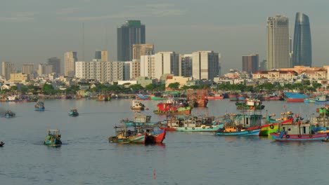 Establecido-En-La-Ciudad-Costera-De-Da-Nang,-En-El-Centro-De-Vietnam,-Conocida-Por-Sus-Playas-De-Arena,-Su-Puerto-Con-Un-Barco-De-Pescadores-Y-Su-Horizonte-Al-Fondo.