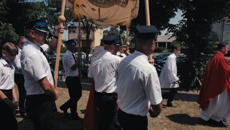 La-Procesión-Rodea-La-Iglesia-En-El-Campo.