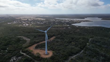 Turbina-Eólica-Eólica-Con-Palas-Que-Giran-Cerca-Del-Río-Devil-Y-La-Bahía-Bremer,-Australia-Occidental