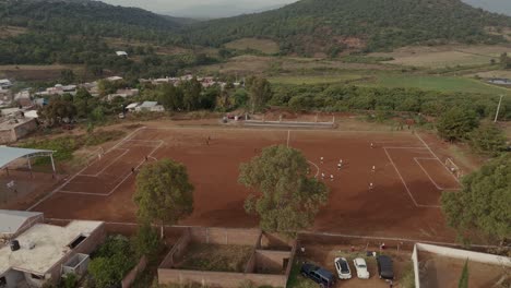 México-Michoacán-Campos-De-Fútbol-Jugando-Juegos-En-Suelo-Marrón