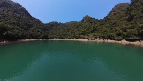 Vista-Aérea-De-La-Playa-Abandonada-Y-La-Isla-Ubicada-En-Vietnam