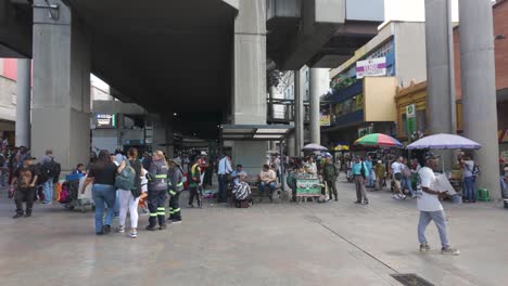 Belebte-Straßenszene-An-Der-U-Bahnstation-Parque-Berrio-In-Medellin