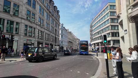 Ein-Roter-Doppeldeckerbus-Fährt-An-Einem-Sonnigen-Tag-Durch-Eine-Belebte-Straße-Im-Zentrum-Von-London