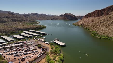 Luft-Drohnenansicht-Des-Canyon-Lake-Marina-In-Tortilla-Flat,-Arizona,-In-Der-Nähe-Von-Phoenix