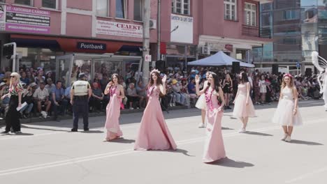 La-Reina-Del-Festival-De-Las-Rosas-De-2024-Encabeza-Las-Olas-De-La-Procesión-Del-Desfile-Callejero-Ante-Multitudes-Jubilosas