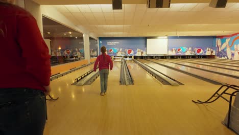 Aufnahmen-Einer-Indoor-Bowlingbahn-Mit-Bahnen,-Kegeln-Und-Leuten,-Die-Ein-Spiel-Genießen