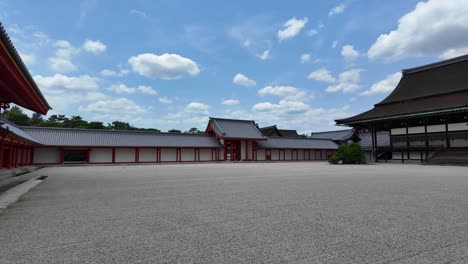 Majestuosos-Edificios-Dentro-Del-Palacio-Imperial-De-Kyoto,-Japón