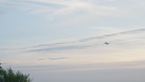 Avión-Que-Sale-Del-Aeropuerto-De-La-Mañana-Con-La-Pista-Cubierta-De-Niebla-Hacia-Un-Cielo-Azul-Y-Hermosas-Nubes-Iluminadas