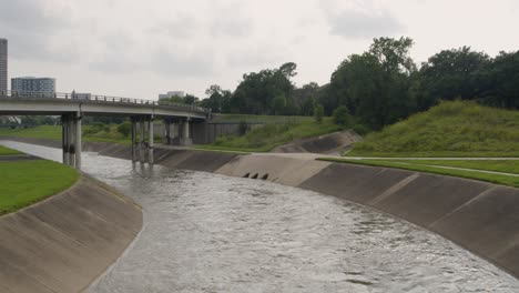 Drohnenaufnahme-über-Dem-Buffalo-Bayou-In-Houston,-Texas