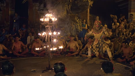 Kecak-Tanz-Affen-Performance-In-Einem-Kreis-In-Der-Nacht-Bei-Ji