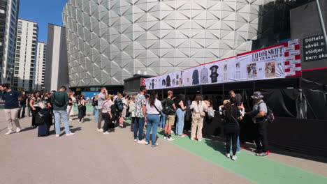 Gente-Comprando-Productos-Oficiales-De-La-Gira-Taylor-Swift-Eras-Antes-De-La-Noche-De-Apertura-En-Estocolmo,-Suecia.