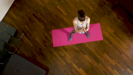 Ponerse-En-Cuclillas-Y-Moverse-Hacia-Arriba-Y-Hacia-Abajo-Para-Fortalecer-Los-Isquiotibiales-Y-Los-Músculos-Abdominales-Mientras-Hace-Sentadillas-Plie