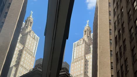 Un-Timelapse-único-Que-Captura-El-Reflejo-De-Un-Edificio-Clásico-De-La-Ciudad-De-Nueva-York-Frente-A-La-Arquitectura-Moderna,-Mostrando-La-Combinación-De-Elementos-Históricos-Y-Contemporáneos.