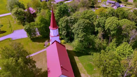 Vista-Aérea-Sobre-La-Iglesia-De-Skujene-En-Letonia-Durante-El-Verano---Disparo-De-Drones