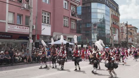 Un-Grupo-De-Mimos-Kukeri-Actúan-Ante-Una-Multitud-En-El-Desfile-Callejero-Del-Festival-De-Las-Rosas