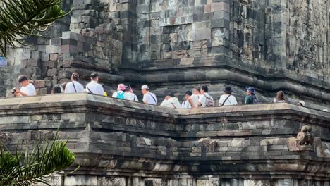 Budistas-Y-Turistas-En-El-Templo-Mendut-El-Día-De-Vesak.