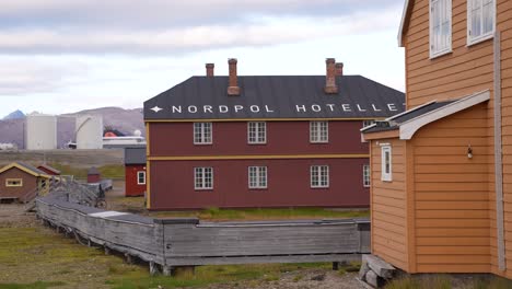 Edificio-Del-Hotel-Del-Polo-Norte-En-Ny-alesund,-Isla-De-Spitsbergen,-Svalbard,-Noruega