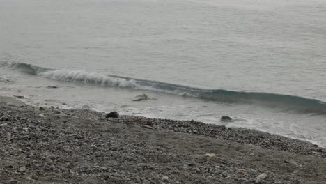 Mar-Lluvioso-Piedra-Playa-Orilla-Línea-Ondas