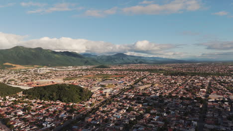 Drohne-Fliegt-Bei-Einem-Warmen-Sonnenuntergang-über-Die-Wunderschöne-Stadt-Salta,-Argentinien