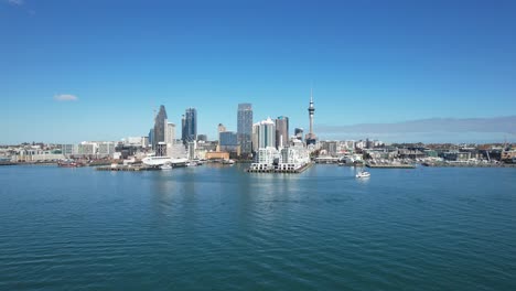 Auckland-Skyline-By-The-Waterfront-On-Sunny-Day-In-Auckland,-North-Island,-New-Zealand