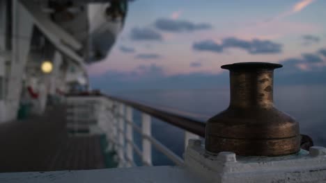 Bolardo-De-Barco-Cubierta-Lateral-Abierta-Pasamanos-Ferry-De-Crucero-Durante-La-Puesta-De-Sol,-Atmósfera-Estática-De-Barco