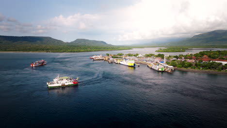 Ferries,-Barcos-Que-Parten,-Llegadas,-Centro-De-Transporte,-Vista-Pintoresca