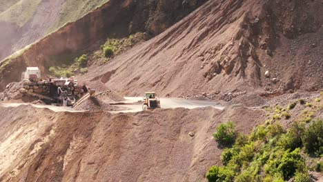 Zoom-Auf-Das-Detail-Eines-Riesigen-Bulldozers,-Der-Abfallprodukte-Aus-Einem-Kalksteinbergwerk-Aufräumt,-Groß-Angelegter-Mineralienabbau,-Jujuy,-Argentinien