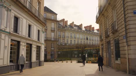 Cinematic-shot-at-Graslin-square-in-the-city-of-Nantes,-France