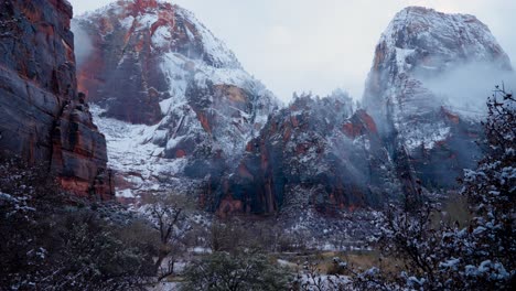 Toma-Panorámica-De-Las-Montañas-En-El-Parque-Nacional-Zion-Mientras-Las-Nubes-Pasan