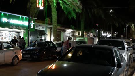 Noche-Cálida-Durante-El-Ramadán.-Carros-Y-Gente-Paseando