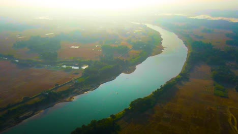 Vista-Aérea-Sobre-El-Río-Surma-Con-Tierras-De-Cultivo-Al-Atardecer-En-Bangladesh---Disparo-De-Drones