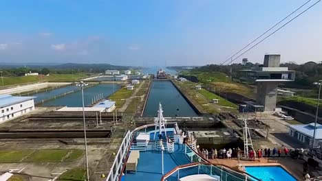 Mirando-El-Canal-De-Panamá-Desde-La-Parte-Trasera-De-Un-Crucero.