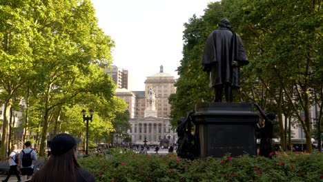 Frau-Im-Columbus-Park-Geht-Hinauf,-Um-Die-Henry-Ward-Beecher-Statue-Anzuschauen